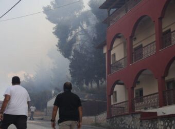 Φωτιά στο Ωραιόκαστρο: Αγωνίστηκε να σώσει το σπίτι του ο πατέρας που πέθανε – Αναμένεται η ταυτοποίηση της σορού του γιου του