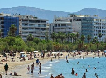 Συναγερμός στις παραλίες της Αττικής: Το βακτήριο E.coli που προκαλεί ανησυχία