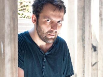 Αύγουστος Κορτώ: Οι εξομολογήσεις για τη σεξουαλικότητα, την οικογένεια και τον εγκλεισμό – «Αφού π@@στ@ρ@ είμαι!»
