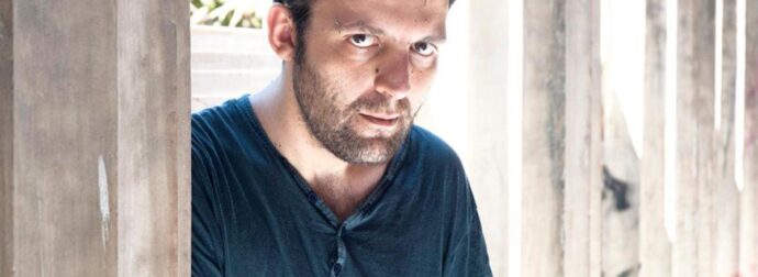 Αύγουστος Κορτώ: Οι εξομολογήσεις για τη σεξουαλικότητα, την οικογένεια και τον εγκλεισμό – «Αφού π@@στ@ρ@ είμαι!»
