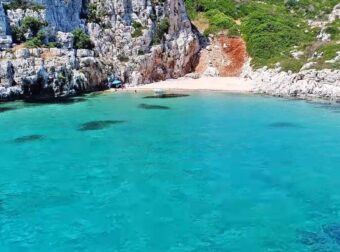 Καταπράσινος παράδεισος: Το άγνωστο ελληνικό νησί 3 ώρες από την Aθήνα με το «κρυμμένο» μοναστήρι και την ιστορική παρακαταθήκη