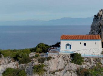 Απαράμιλλης ομορφιάς: Το εκκλησάκι της Αττικής που γαληνεύει την ψυχή και σε κάνει να νιώθεις ότι είσαι σε νησί