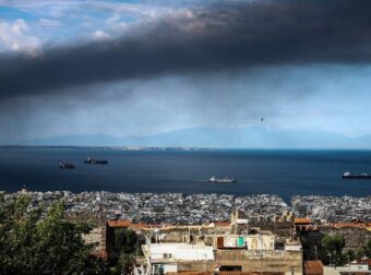 Θεσσαλονίκη: Πυκνός καπνός από τη φωτιά στο Ωραιόκαστρο «σκέπασε» την πόλη – Ανησυχία για την ποιότητα του αέρα