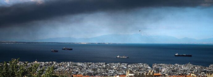Θεσσαλονίκη: Πυκνός καπνός από τη φωτιά στο Ωραιόκαστρο «σκέπασε» την πόλη – Ανησυχία για την ποιότητα του αέρα