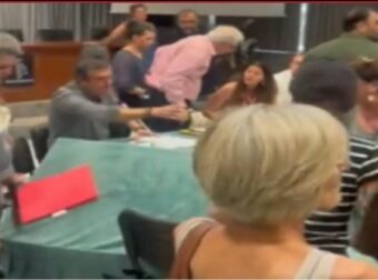 Χαμός στο Δημαρχείο Αμαρουσίου: Ένταση, φωνές και αντιδράσεις για τις 25 απολύσεις σχολικών καθαριστριών
