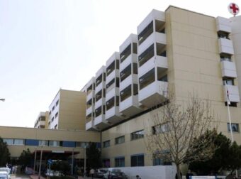 Σκηνές χάους στο Θριάσιο: 50 Ρομά έσπασαν τζάμια και επιτέθηκαν σε γιατρούς επειδή καθυστέρησε αξονική