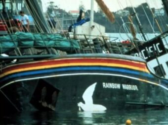 Σαν σήμερα 10 Ιουλίου 1985: Η μυστική επιχείρηση της Γαλλίας εναντίον του Rainbow Warrior και η σκοτεινή σκιά του Ψυχρού Πολέμου