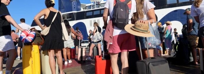 «Φωτιά» τα εισιτήρια: Πόσα πληρώνει μια μέση οικογένεια για διακοπές στις Κυκλάδες
