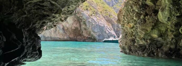 Μπλε Σπήλαιο: Ο κρυφός παράδεισος κοντά στον Αυλώνα της Αλβανίας που προσεγγίζεται μόνο με σκάφος