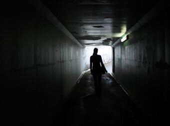 Θρίλερ στην Ηλεία: Αναφορές για κύκλωμα trafficking – Μαστροποί με έδρα την Πάτρα μεταφέρουν με βαν και εκδίδουν αλλοδαπές