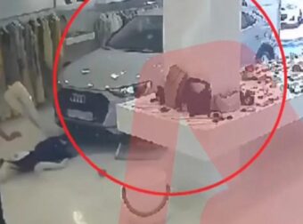 Σοκαριστικό τροχαίο στα Βριλήσσια: SUV διέλυσε τζαμαρία και «εισέβαλε» σε κατάστημα ρούχων