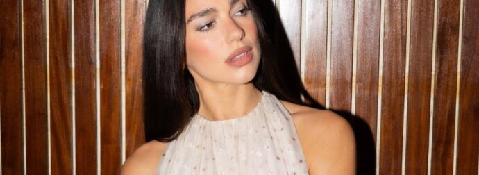 Dua Lipa: «Συγκλονιστικό» το κίνημα στην Αλβανία – Στηρίζει τις διαδηλώσεις κατά του θερέτρου της οικογένειας Τραμπ