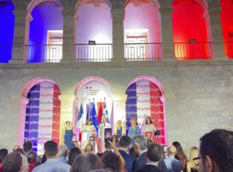 Ημέρα της Βαστίλης: Εικόνες από τη λαμπερή δεξίωση της Γαλλικής Πρεσβείας στο Βυζαντινό Μουσείο – Μεταξύ των καλεσμένων η Γκίλφοϊλ