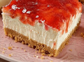 Cheesecake φράουλα που λιώνει στο στόμα – Η αφράτη κρέμα του είναι το μυστικό που το κάνει ακαταμάχητο!