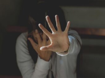 Σοκ στη Θεσσαλονίκη: Πήγε μόνος του στην Αστυνομία και ομολόγησε τον βιασμό της συντρόφου του