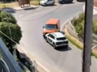 Τρόμος στη Λεωφόρο Αθηνών-Ωρωπού: Αυτοκίνητο κινούνταν ανάποδα και συγκρούστηκε με φορτηγό