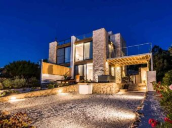 Terra Petra Villa: Η beachfront βίλα στη Ζάκυνθο όπου το Ιόνιο γίνεται το ιδιωτικό σου καταφύγιο