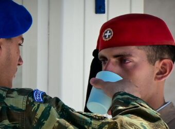 Καύσωνας: Οι Εύζωνες συγκινούν με την αυταπάρνησή τους – Αγέρωχοι μπροστά στον Άγνωστο Στρατιώτη παρά τους 40°C