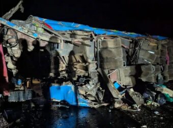 Θρήνος στην Ουγκάντα: 20 παιδιά σκοτώθηκαν σε φρικτό δυστύχημα με σχολικό λεωφορείο – Σκηνές σοκ στο σημείο