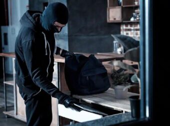 Βρεθήκατε αντιμέτωποι με ληστή μέσα στο σπίτι σας; Γιατί δεν πρέπει να του επιτεθείτε – Τι προβλέπει ο νόμος για τη νόμιμη άμυνα
