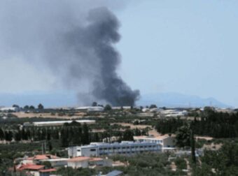 Τραγωδία στην Κορινθία: Εντοπίστηκε άνθρωπος χωρίς τις αισθήσεις του – Αλλεπάλληλες εκρήξεις στο εργοστάσιο