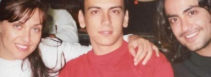Αναγνωρίζετε τον νεαρό της φωτογραφίας; Σήμερα είναι ένας από τους πιο γνωστούς παρουσιαστές της ελληνικής τηλεόρασης