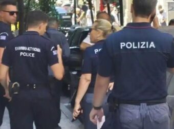Γιατί κυκλοφορούν Ιταλοί αστυνομικοί στην Ερμού – Η εξήγηση για τις στολές «Polizia»