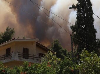 «Πνίγεται» η Δυτική Αττική: Η πύρινη λαίλαπα καταστρέφει σπίτια, νέα εντολή εκκένωσης από το 112 και μάχη μέχρις εσχάτων!