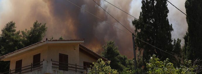 «Πνίγεται» η Δυτική Αττική: Η πύρινη λαίλαπα καταστρέφει σπίτια, νέα εντολή εκκένωσης από το 112 και μάχη μέχρις εσχάτων!