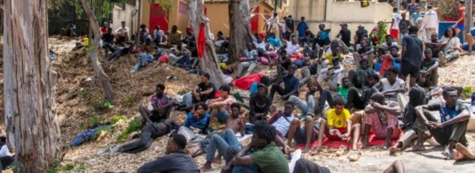 Θέουτα: Καταυλισμός στην παραλία από Μαροκινούς μετανάστες – Παραμένουν 3.000-5.000 στην πόλη