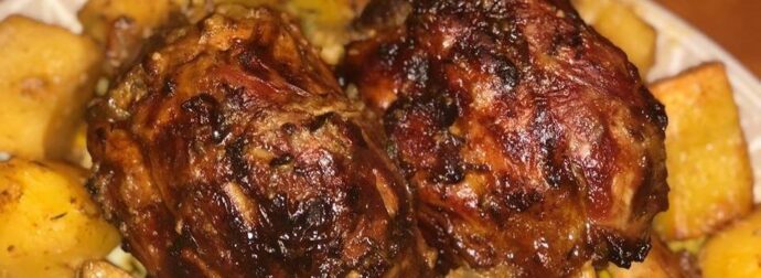 Κότσι με τραγανή πέτσα και πατατούλες