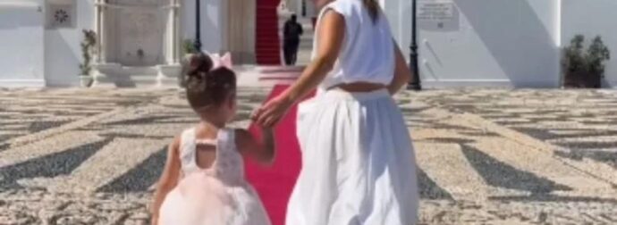 Μαρία Μενούνος: Συγκίνησε με το προσκύνημά της στην Παναγία της Τήνου μαζί με την κόρη της