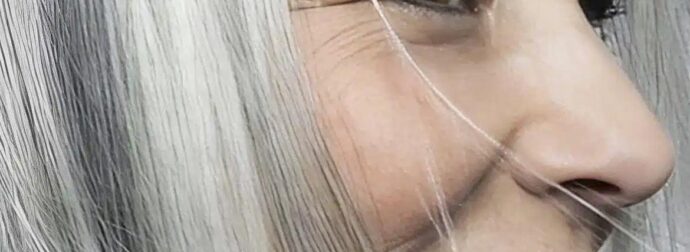 Η ψυχολογική σημασία του να αφήνετε τα γκρίζα μαλλιά σας φυσικά