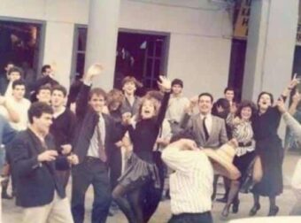 Το «μυστήριο» όσων γεννήθηκαν μέχρι το 1985: Μεγάλωσαν χωρίς κινητά, ίντερνετ και υπερπροστασία