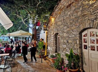 Ικαρία: Το χωριό που «ξυπνάει» το μεσημέρι και τα μαγαζιά μένουν ανοιχτά μέχρι τα μεσάνυχτα