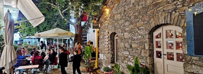 Ικαρία: Το χωριό που «ξυπνάει» το μεσημέρι και τα μαγαζιά μένουν ανοιχτά μέχρι τα μεσάνυχτα