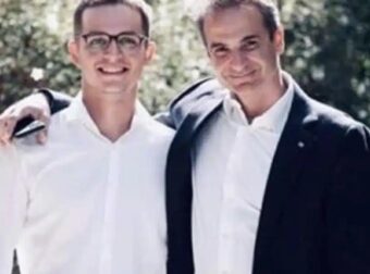 Κυριάκος και Κωνσταντίνος Μητσοτάκης: Καλοκαιρινές στιγμές στα Χανιά – Η φωτογραφία δίπλα στη θάλασσα