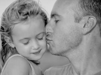 Έκανε κρυφά τεστ DNA και έμαθε ότι η κόρη του δεν ήταν βιολογικά δ έρωτα, έναν γάμο και την προσπάθεια του ζευγαριού να αποκτήσει παιδί. Οι δυσκολίες στην προσπάθεια για εγκυμοσύνη, οι αποτυχημένες εξωσωική του – Η δύσκολη απόφαση που πήρε