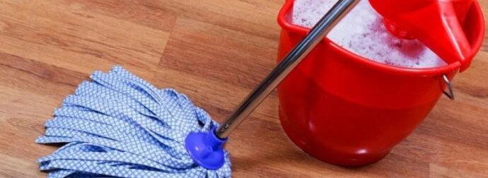 «Μαγικό» κόλπο της γιαγιάς για το πάτωμα: Έτσι θα μοσχομυρίζει το σπίτι μετά το σφουγγάρισμα
