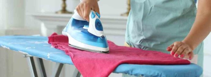Ξεχάστε το σίδερο: Το viral κόλπο με ένα παγάκι που υπόσχεται ατσαλάκωτα ρούχα (Βίντεο)