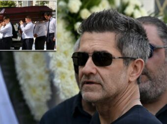 Απίστευτο! Με μαύρα γυαλιά έκρυβε τα δάκρυα του ο Φοίβος στην κηδεία του Κόκοτα- Τι συνέβη κατά την ώρα της εξόδιου ακολουθίας