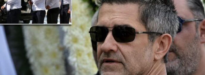 Απίστευτο! Με μαύρα γυαλιά έκρυβε τα δάκρυα του ο Φοίβος στην κηδεία του Κόκοτα- Τι συνέβη κατά την ώρα της εξόδιου ακολουθίας