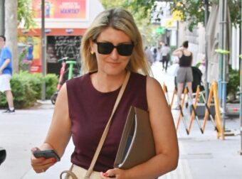 Ντυμένη από πάνω μέχρι κάτω στην πένα: Η νέα εμφάνιση της Σίας Κοσιώνη, χαρούμενη και χαμογελαστή