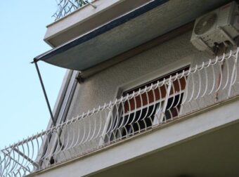 ΦΡΙΚΗ ΣΤΗΝ ΚΥΨΕΛΗ: ΤΟ ΦΡΙΚΙΑΣΤΙΚΟ ΠΑΙΧΝΙΔΙ ΠΟΥ ΒΡΕΘΗΚΕ ΣΤΟ ΣΠΙΤΙ ΤΟΥ ΝΕΚΡΟΥ ΒΡΕΦΟΥΣ