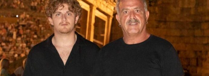Σπάνια βραδινή έξοδος του Πασχάλη Τσαρούχα με τον 20χρονο γιο του