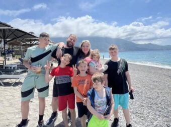 «Δεν μας στήριξαν, το παιδί μας δέχτηκε bullying. Ζούσαμε με ποντίκια» – Οι καταγγελίες της πολύτεκνης οικογένειας που έφυγε από τη Φουρνά