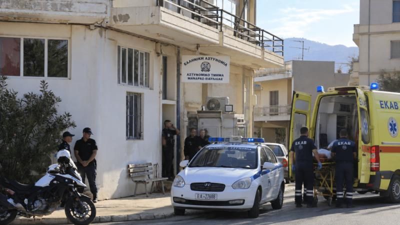 Διασωληνωμένος στη ΜΕΘ ο 31χρονος μετά την επίθεση με μαχαίρι στο Αστυνομικό Τμήμα Mάνδρας – Σοκάρουν τα τελευταία λόγια του
