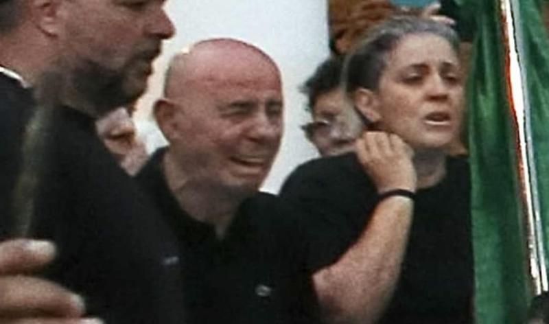 Μαζωνάκης: Σπάραξε ο πατέρας του πάνω από το φέρετρό του – Τραγική φιγούρα οι αδερφές του στη Νίκαια